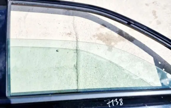 Nissan X-Trail T30 Front door window glass four-door