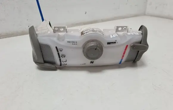 Peugeot 107 Climate control unit 559000H010