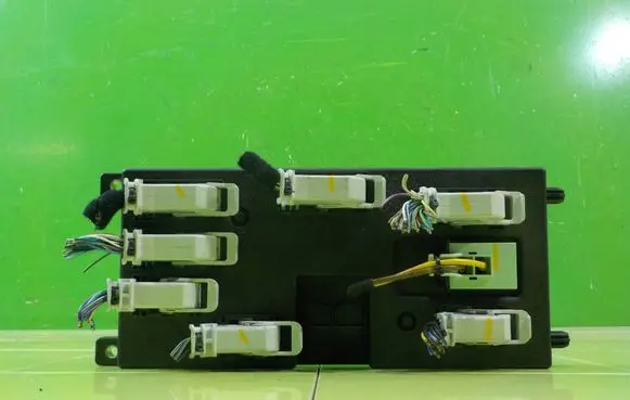 Jaguar XE Fuse box set HPLA14F041BG BEZPIECZNIKOW