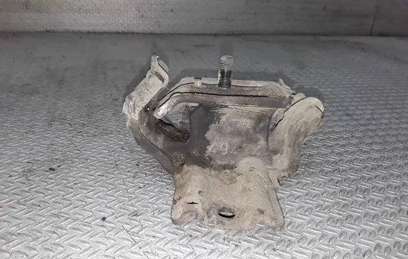 Nissan Terrano Engine mount bracket