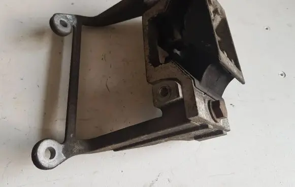 Gearbox mounting bracket