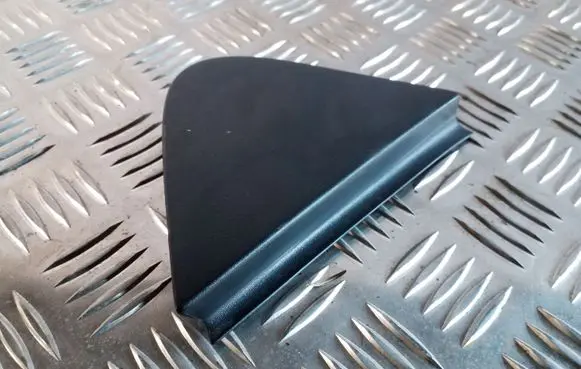 Rear fender molding trim
