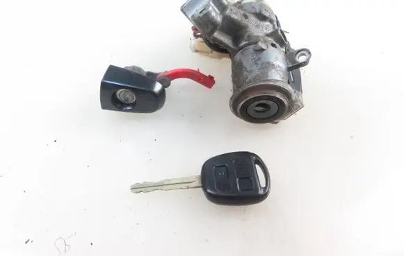 Toyota Avensis T220 Ignition lock 627887000 8978328061
