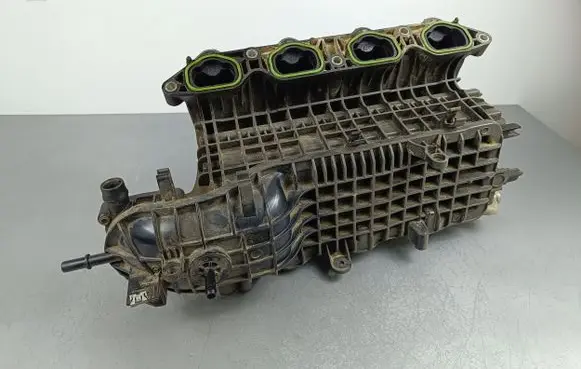 Volkswagen Tiguan Intake manifold 04E145749B