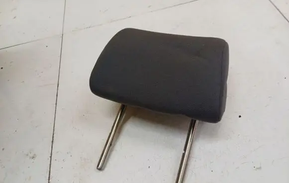 Volkswagen Golf V Front seat headrest 