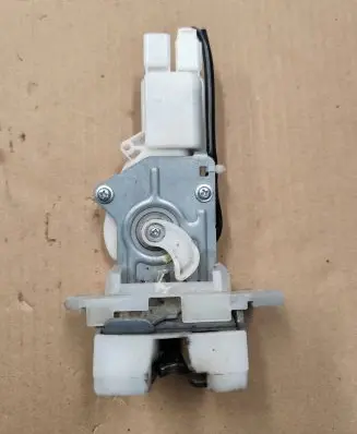 Suzuki Swift II Tailgate/trunk/boot lock/catch/latch B6765