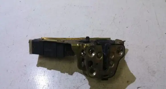 Opel Calibra Rear door lock 90503799