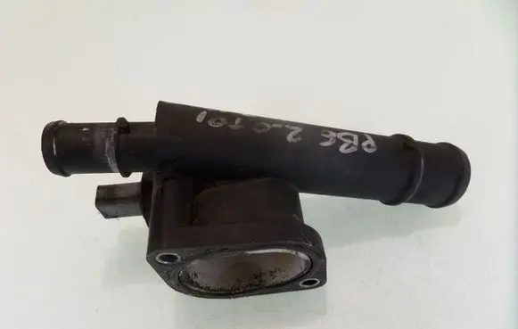 Volkswagen PASSAT B6 Engine coolant pipe/hose 038121132G