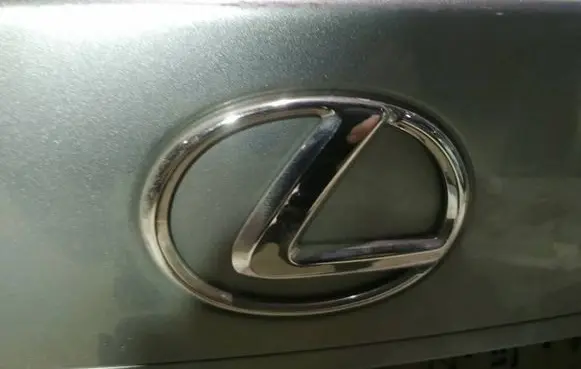 Manufacturer badge logo/emblem
