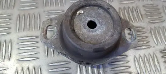 Peugeot 206 Engine mount bracket