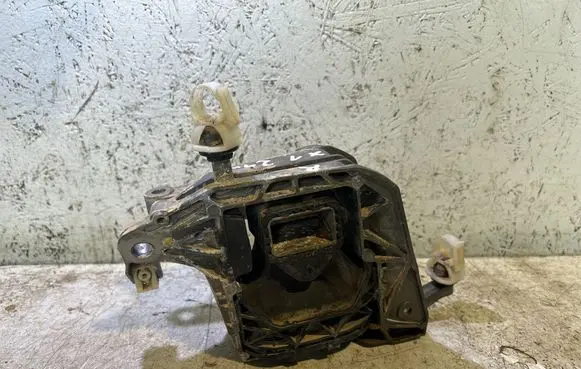 Engine mount bracket