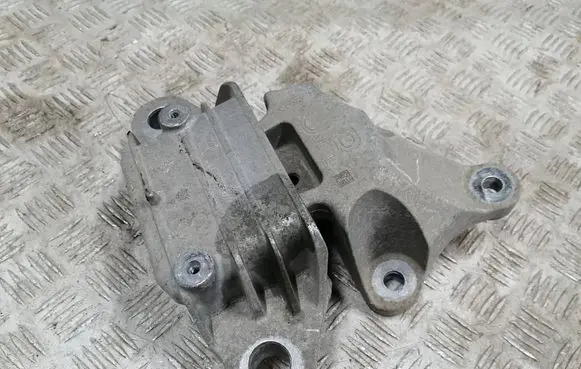 Ford Focus Gearbox mounting bracket