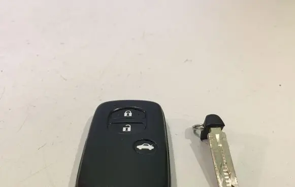 Toyota Avensis T270 Ignition key/card 