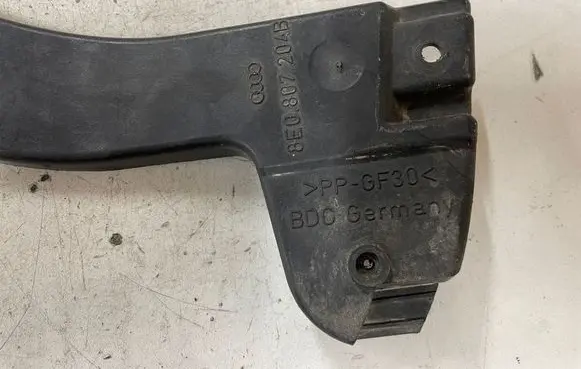 Audi A4 S4 B7 8E 8H Front bumper mounting bracket 8E0807204B