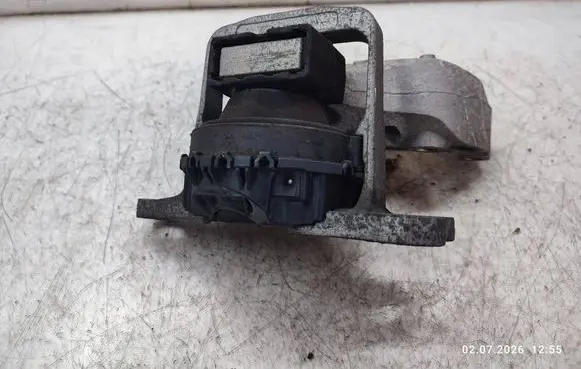 Nissan X-Trail T32 Engine mount bracket