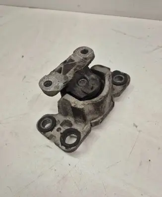 Volvo V60 Engine mount bracket