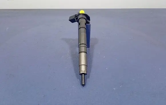 Volkswagen PASSAT B6 Fuel injector 03L130277