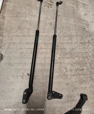 Daihatsu YRV Shock absorber/damper mounting bracket 