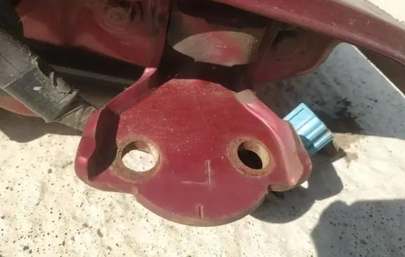 Honda CR-V Rear door lower hinge