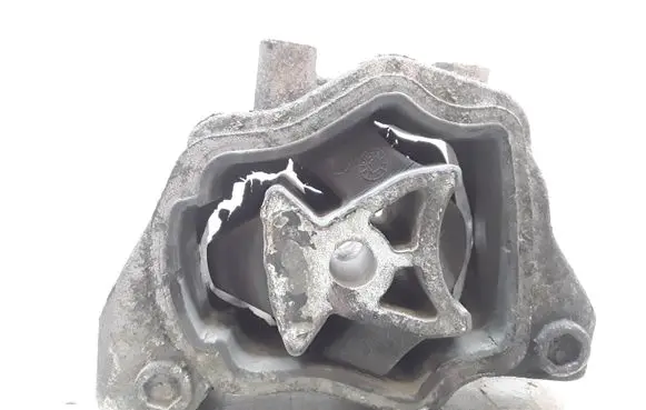 Volvo XC70 Engine mount bracket 6G926L063
