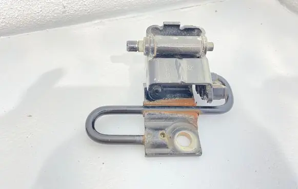 Audi A4 S4 B8 8K Front door lower hinge 8E0831411B