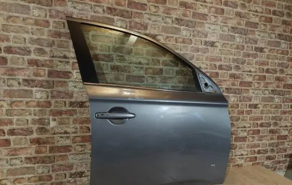 Mitsubishi Outlander Front door