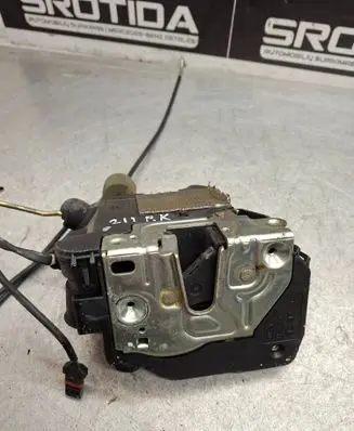 Mercedes-Benz E W211 Front door lock 2117200335