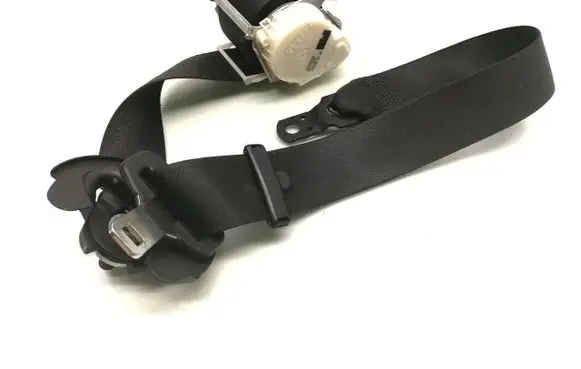 BMW X3 E83 Front seatbelt 33028136