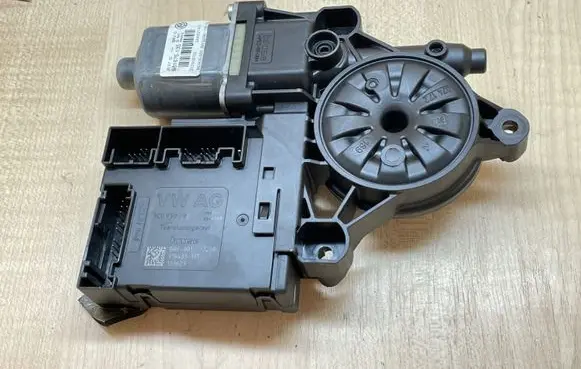 Volkswagen PASSAT B6 Front door window regulator motor 0130822451 3C095979 981675135