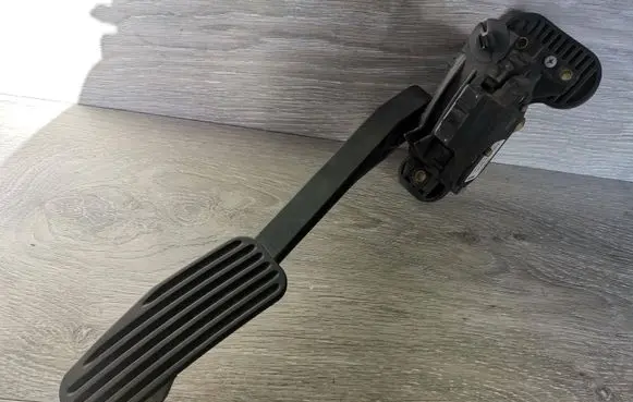 Volvo V70 Accelerator throttle pedal 30636004 6PV00853701