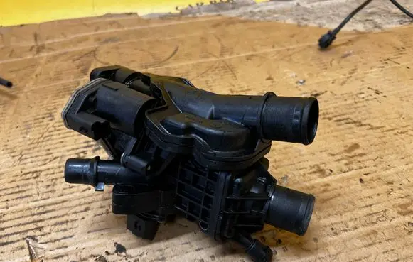 Ford Mondeo MK V Thermostat housing 9849443980