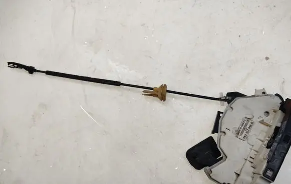 Volkswagen Jetta VI Front door lock 5K2837016D