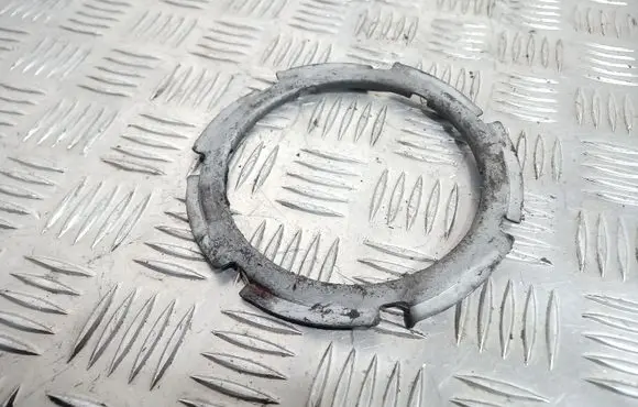 Volkswagen PASSAT B7 In tank fuel pump screw locking ring/nut 