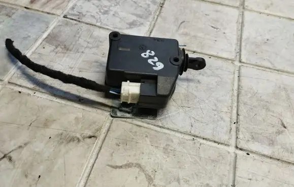 Fuel tank cap lock motor