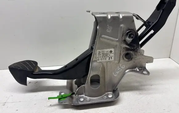 Volkswagen Touran I Brake pedal 1T1721057K