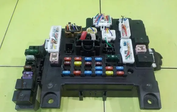 Peugeot 4007 Fuse box set 8637A824 BEZPIECZNIKOW