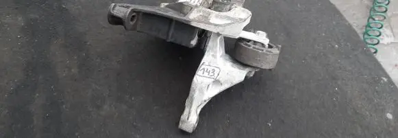 Engine mount vacuum valve