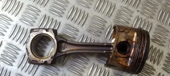 KIA Rio Piston with connecting rod A3E