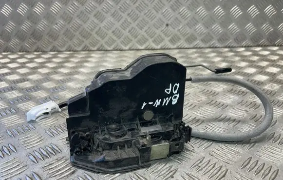 BMW 1 E81 E87 Front door lock 7202146