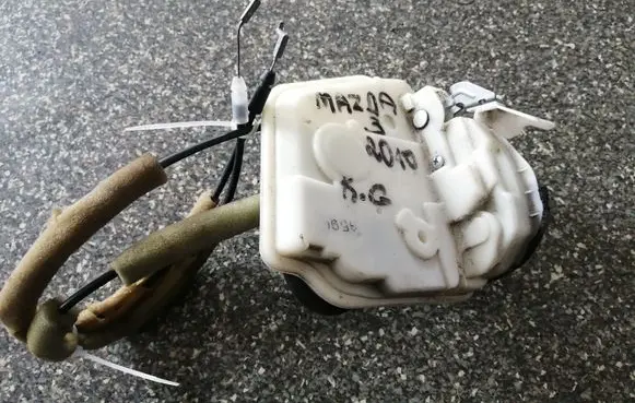 Mazda 3 II Rear door lock 9E20D0178