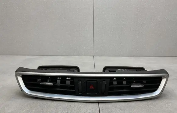 Nissan X-Trail T32 Dash center air vent grill 687505AA0A