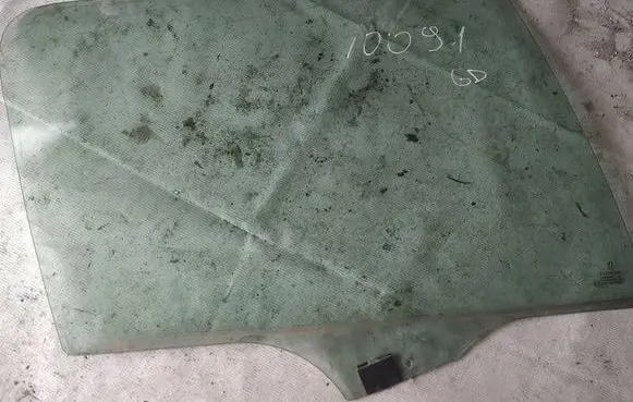 Peugeot 206 Rear door window glass as2