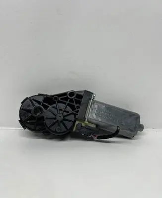 Volkswagen PASSAT B6 Seat adjustment motor 0390203224