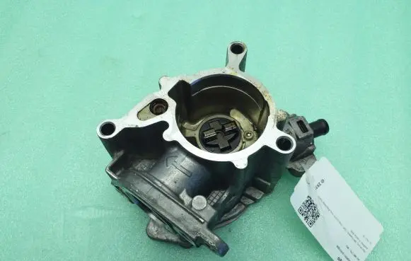 Audi Q3 8U Vacuum pump 06J145100G