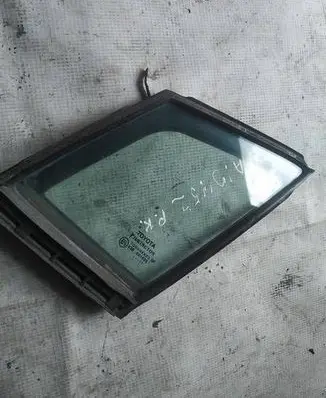 Toyota Avensis T270 Front door vent window glass four-door as2