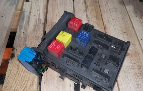Renault Laguna II Fuse module 8200228557