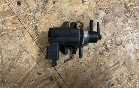 Volkswagen Touareg I Turbo solenoid valve 1J0906627 03T219 72290320