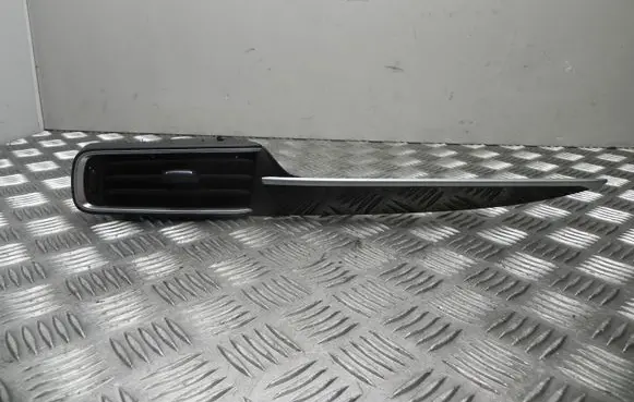 Rear air vent grill