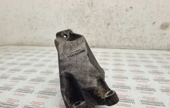 Volkswagen PASSAT B5 Engine mounting bracket 8D0199307L