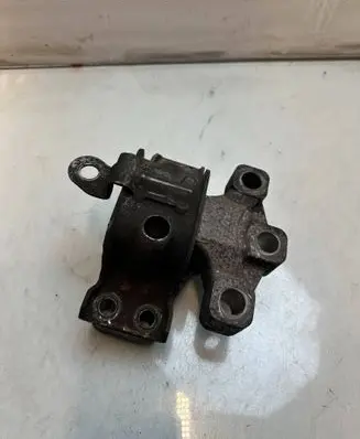 Engine mount vacuum valve